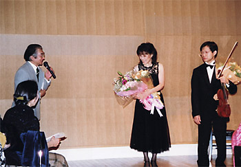 司会は小澤幹雄氏、第4回出演者の川畠成道さんと。(写真)